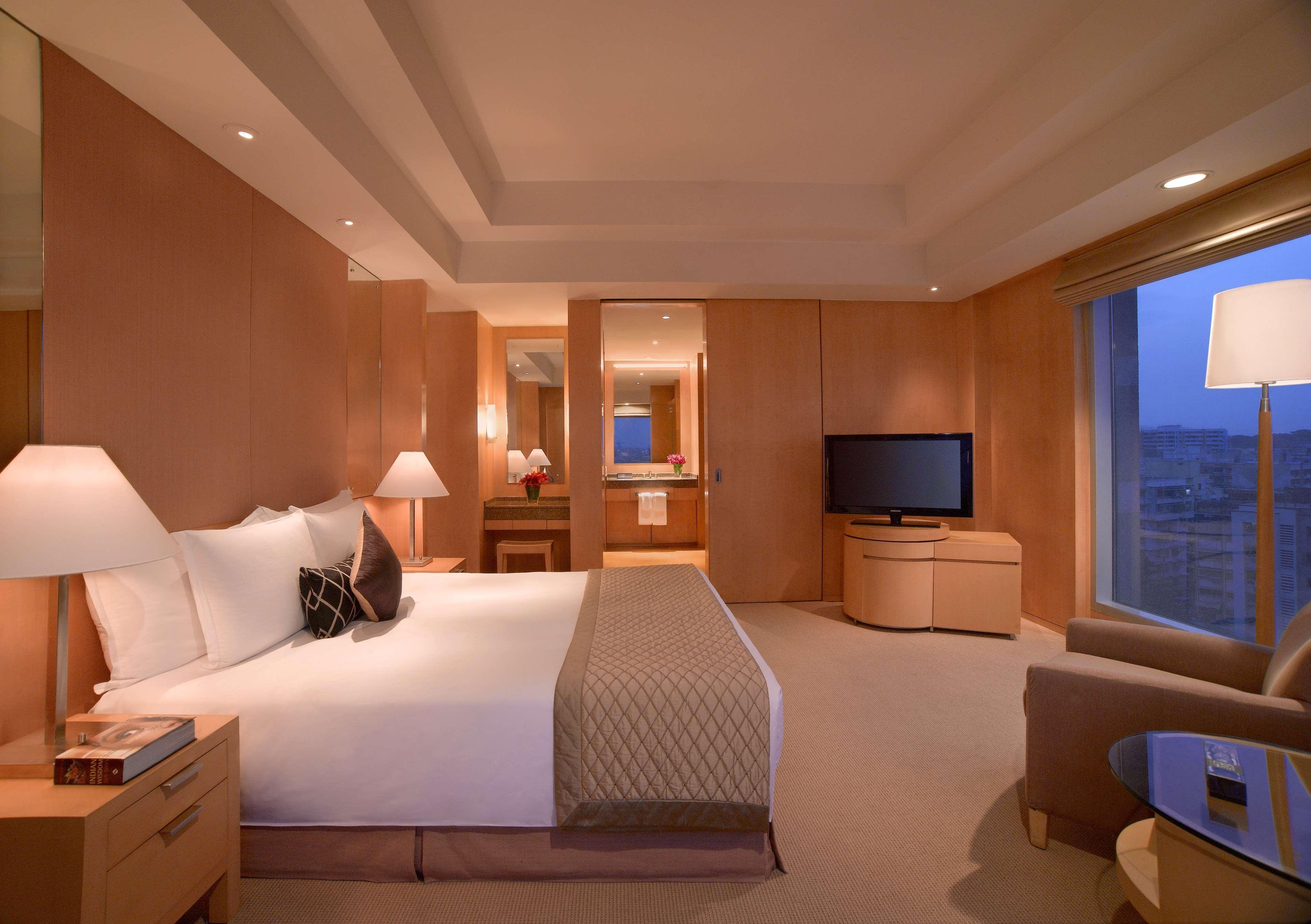 جراند حياة مومباي المظهر الخارجي الصورة A bedroom in a suite at the Mandarin Oriental, Hong Kong