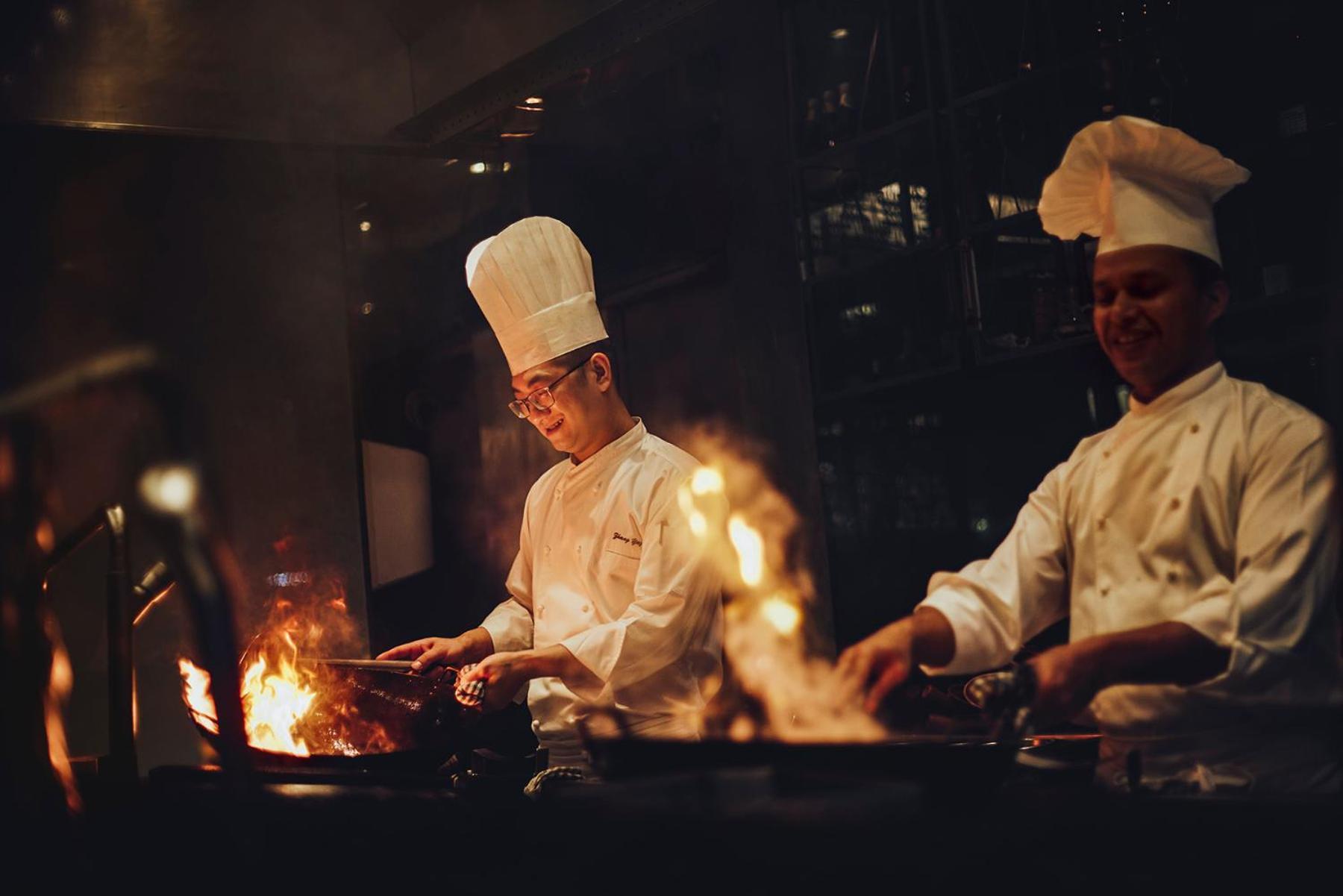 جراند حياة مومباي المظهر الخارجي الصورة Cooking with a wok